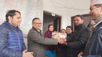 बहुऔषधि प्रतिरोधी क्षयरोगका बिरामीलाई नजिकैको स्वास्थ्य संस्थाबाट औषधि खुवाइँदै