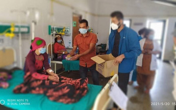 कोरोना कहरमा बिरामीलाई दैनिक खाजा वितरण गर्दै नेविसंघ र सिडेन