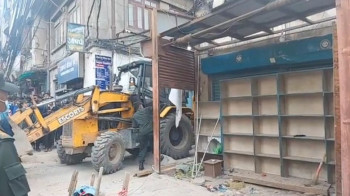 वीर अस्पताल अगाडिका फार्मेसीमा महानगरले चलायो डोजर 