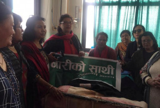 महिला समुहद्वारा प्रसुति गृहका दुई बिरामीलाई आर्थिक सहयोग