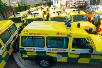 दुर्गमका ३५ पालिकालाई एम्बुलेन्स वितरण गर्दै काठमाडौं महानगर