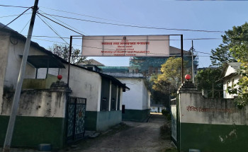 सिंहदरबारबाट सेवा दिँदै स्वास्थ्य मन्त्री डा गौतम