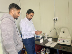 कम्पाउन्डिङ फार्मेसी ल्याब बारे जानकारी दिँदै फार्मेसी प्रमुख सबिनराज लामिछाने र क्लिनीकल फर्मासिस्ट रोशन गिरी