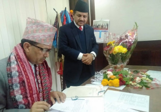 नवनियुक्त स्वास्थ्यमन्त्री भानुभक्त ढकालद्वारा पहिलो निर्णयमै हस्ताक्षर गर्न अस्वीकार