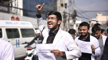 टिचिङका डाक्टरका नारा– आज अनसनको नवौं दिन, सरकार किन मौन (फाेटाे फिचर)