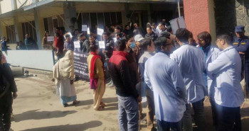 वीर अस्पतालमा प्रहरी लगाएर टिकट काटियो, चिकित्सक भन्छन्– बिरामी पनि प्रहरीलाई नै जाँच्न लगाउनु 