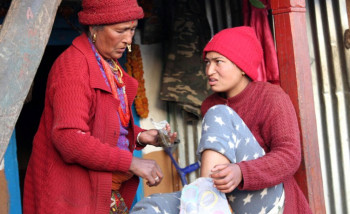 रोग पहिचान भएन : एकै परिवारका दुईको मृत्यु, चार ओछ्यानमा