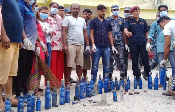 इनरुवा अस्पतालभित्रै भेटिए रक्सीका बोतल, फसाउन खोजिएको प्रशासनको दावी