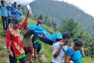 बाटोमै आपतकालिन उपचार, स्वास्थ्यकर्मी आफैंले बोकेर स्वास्थ्यचौकी