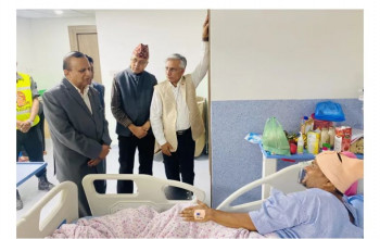 कांग्रेस कार्यकर्ताको आक्रमणमा घाइते मेयर उम्मेदवार जोशीको अवस्था बुझ्‍न एमाले नेता अस्पतालमा