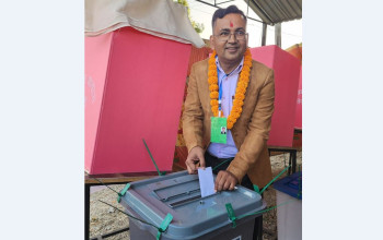 डा भोजराज अधिकारीले गरे मतदान