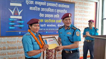 सडकमा प्रसव पीडाले छट्पटाएकी महिलालाई सुरक्षित प्रसूती गराउने प्रहरी पुरस्कृत