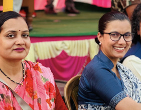 स्वास्थ्य मन्त्री निशा मेहतासँगको तस्बिर राख्दै कानुनमन्त्री सोविता गौतमले भनिन्– ‘आमालाई ६ महिना, बुवालाई ४२ दिन सुत्केरी बिदा’
