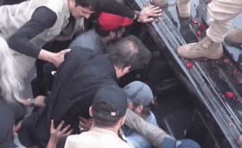 पाकिस्तानका पूर्व प्रधानमन्त्री इमरान खानमाथि गोली प्रहार, लाहोरमा उपचार हुँदै