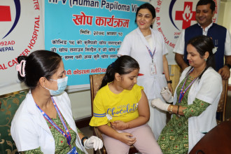 भरतपुर महानगरपालिकाका ११ देखि १३ वर्ष उमेर समूहका किशोरीलाई एचपिभी खोप लगाईँदै