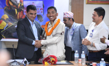 मिर्गौला प्रत्यारोपणपछि सगरमाथा आरोहण गरेका पेम्बा शेर्पालाई स्वास्थ्य मन्त्री पौडेलको सम्मान