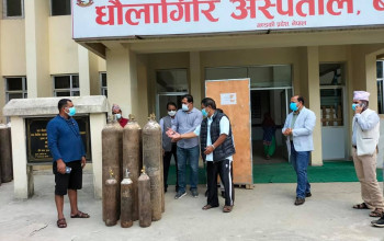 बाग्लुङका स्वास्थ्य संस्थालाई अक्सिजन सिलिण्डर सहयोग