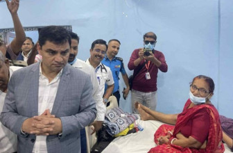 स्वास्थ्य मन्त्री पौडेल वीरगन्ज पुगेर भेटे हैजाको उपचार गराइरहेका बिरामी, उपचारमा कमी हुन नदिने आश्वासन