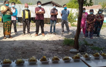 कोभिड बिरामीलाई पौष्टिक खाना खुवाउँदै रोल्पा कांग्रेस