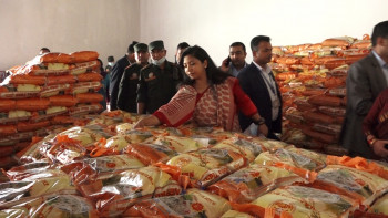 बजार अनुगमन गर्दा सरकारी संस्थामै भेटियो अखाद्य सामग्री