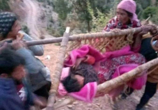 दार्चुला: गाउँमा बिरामी बोक्ने स्ट्रेचरसमेत छैन
