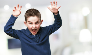 के तपाईंको बच्चामा छिटो रिसाउने र एक्लै बस्न मन पराउने बानी छ?