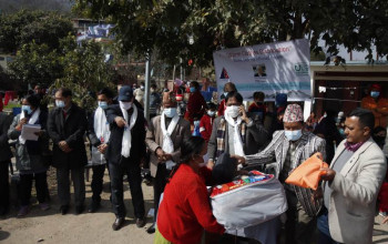 कुष्ठरोगीलाई न्यानो कपडा र स्वास्थ्य सामग्री वितरण