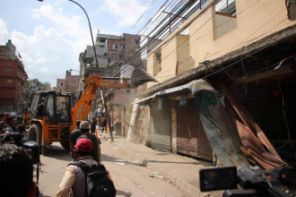 नक्सामा बगैँचा भएको वीर अगाडि संचालित फार्मेसीमा महानगरको डोजर [तस्बिरहरु]