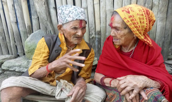 दुःखसँग लडिरहेका ९९ वर्षे खड्का दम्पती, बिरामी हुँदा छैन सहारा