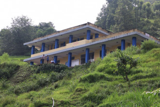 'स्थान उपयुक्त छैन, जोखिम हुन्छ भन्दाभन्दै जबर्जस्ती २ करोडमा भवन निर्माण,  अहिले पहिरोको जोखिममा'