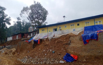 निर्माणाधीन अस्पतालको पर्खाल लगाइ नसक्दै भत्कियो