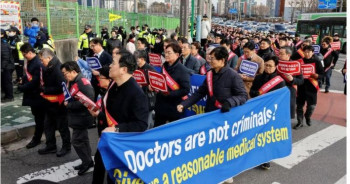 दक्षिण कोरियामा हजारौँ डाक्टरहरू काम बन्द गरेर हडतालमा, काममा नफर्किए पक्राउ गर्ने सरकारको चेतावनी