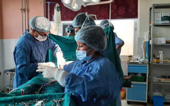 दोलखा अस्पतालमा जटिल शल्यक्रिया मार्फत आमा र बच्चाको ज्यान बचाउन सफल