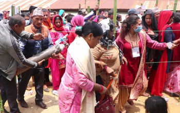 अक्सिजन सिलिण्डरसहित मतदानमा सहभागी