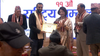 आयुर्वेद चिकित्सक संघद्वारा स्वास्थ्यखबरका सम्पादक प्रवीण ढकाल सम्मानित