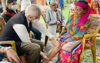 स्वास्थ्य शिविरमा कांग्रेस नेता डा शेखर कोइरालाले जाँचे बिरामी