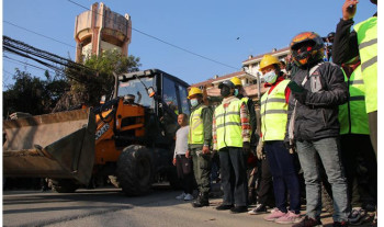 थापाथलीको सुकुम्बासी बस्तीमा तनाव, महानगर प्रहरी प्रमुखसहित १४ घाइते