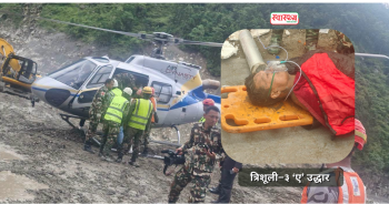 उद्धार गरिएका दुवैजनालाई थप उपचारका लागि हेलिकोप्टरबाट काठमाडौं ल्याइँदै