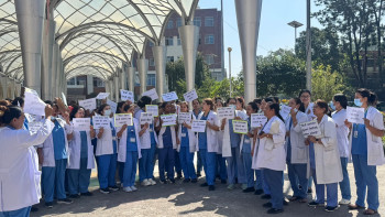 मणिपाल तथा निजी अस्पतालका नर्सहरुको आन्दोलनको समर्थनमा त्रिवि शिक्षण अस्पतालमा प्रदर्शन
