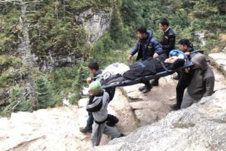 नाम्चे जाने क्रममा बिरामी भएका पर्यटकको उद्धार, हिमालयन शेर्पा अस्पतालमा उपचार हुँदै
