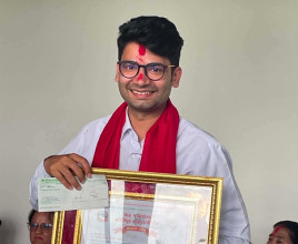 किर्तिपुर नगरपालिकाद्वारा डा. अरुण गौतम उत्कृष्ट स्वास्थ्यकर्मी पुरस्कारबाट सम्मानित